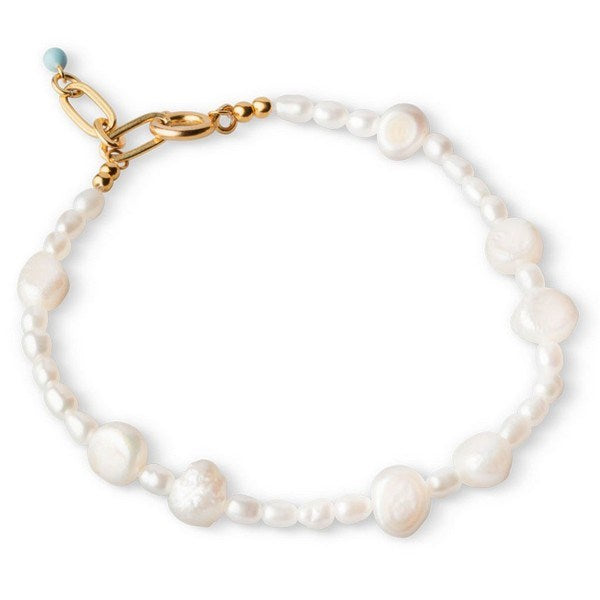 Pearlie armbånd i 18 karat forgyldt sølv fra Enamel Copenhagen med ferskvandsperler 15–19 cm